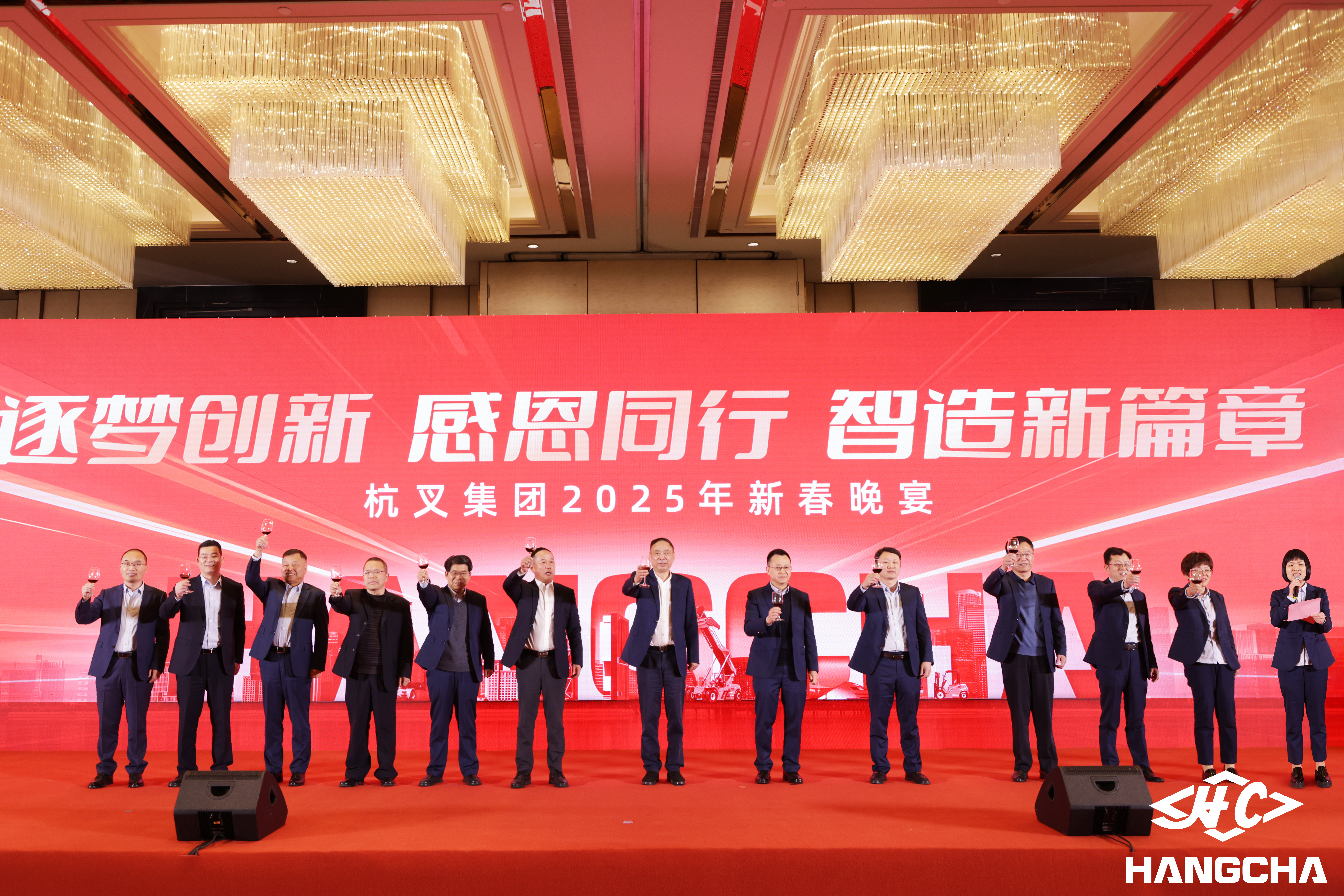 Quản lý công ty chúc rượu.jpg
